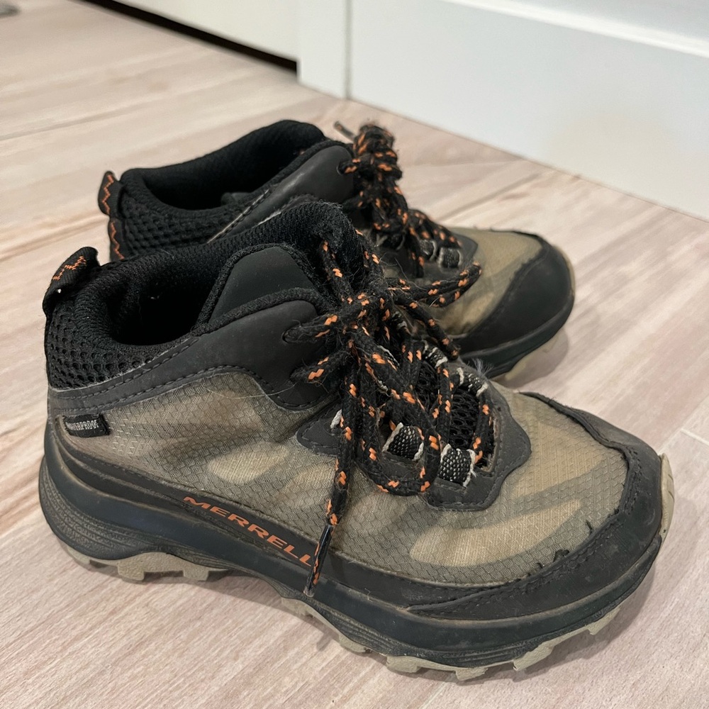 Merrell Kids Shoes in Black and Tan Waterproof Size 11